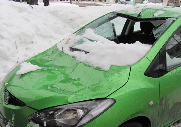 Что делать, если упал снег на машину?